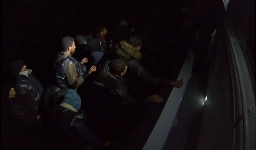 İzmir açıklarında 31 düzensiz göçmen yakalandı