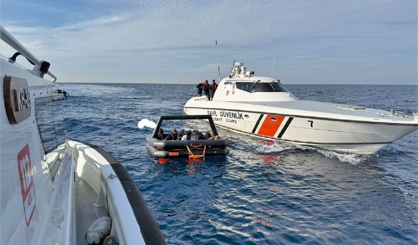 İzmir açıklarında geri itilen 10 düzensiz göçmen kurtarıldı