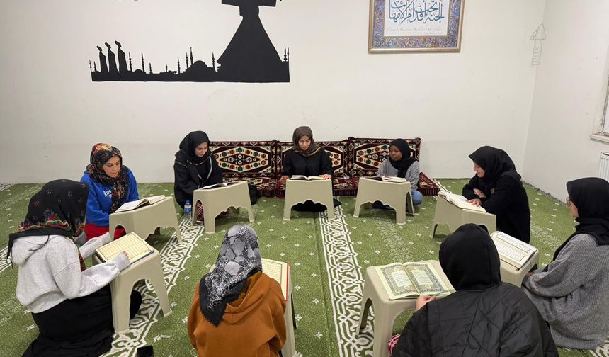 Öğrenciler Kur'an'ı Kerim öğreniyor
