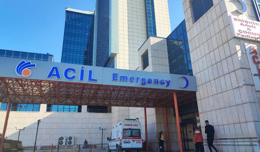 Otomobil park halindeki araca çarptı: 4 yaralı