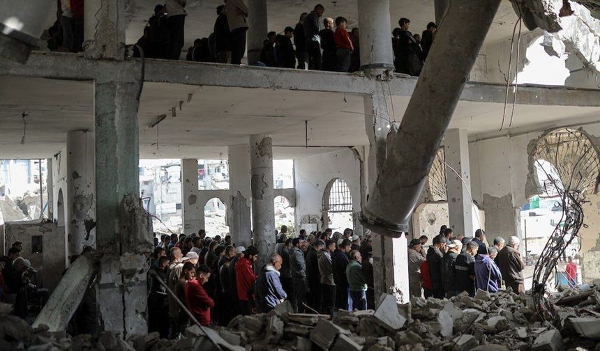 Yıkılan Selahaddin Camii’nin enkazında cuma namazı kılındı
