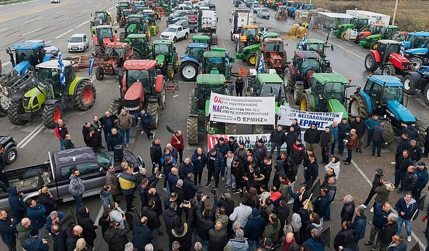Yunanistan’da çiftçiler traktörlerle yolları kapattı