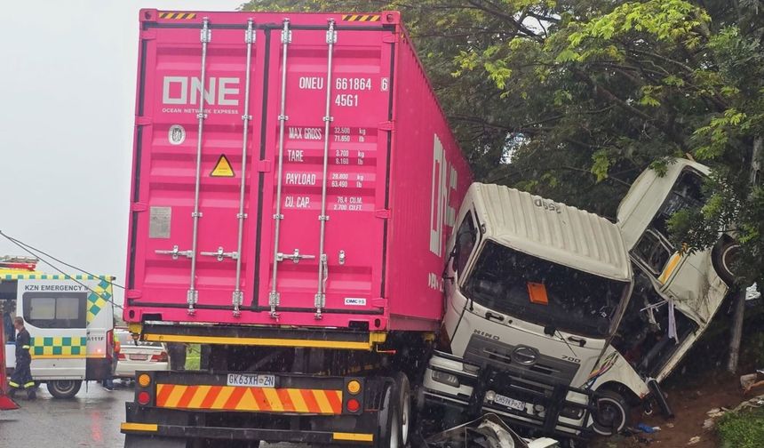 Güney Afrika'da tır ve minibüs çarpıştı: 11 ölü