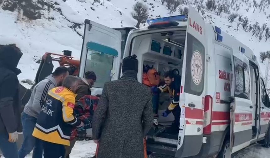 Karla kapalı yol 6 saat sonra açıldı, 63 yaşındaki hasta tedavi için hastaneye ulaştırıldı