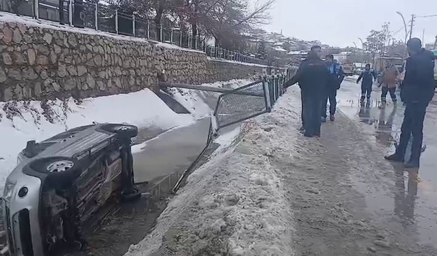 Malatya'da kontrolden çıkan otomobil sulama kanalına düştü