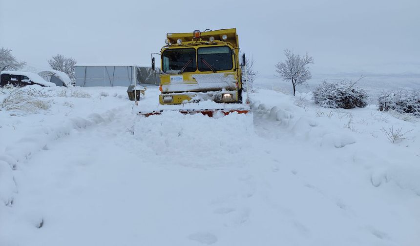 Malatya'da yoğun kar yağışı ve tipi nedeniyle kapanan yollar tekrar açılıyor