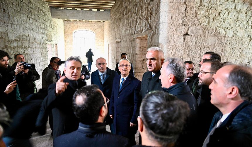 Bakan Ersoy Malatya'da restorasyonu süren tarihi yapılarda incelemelerde bulundu
