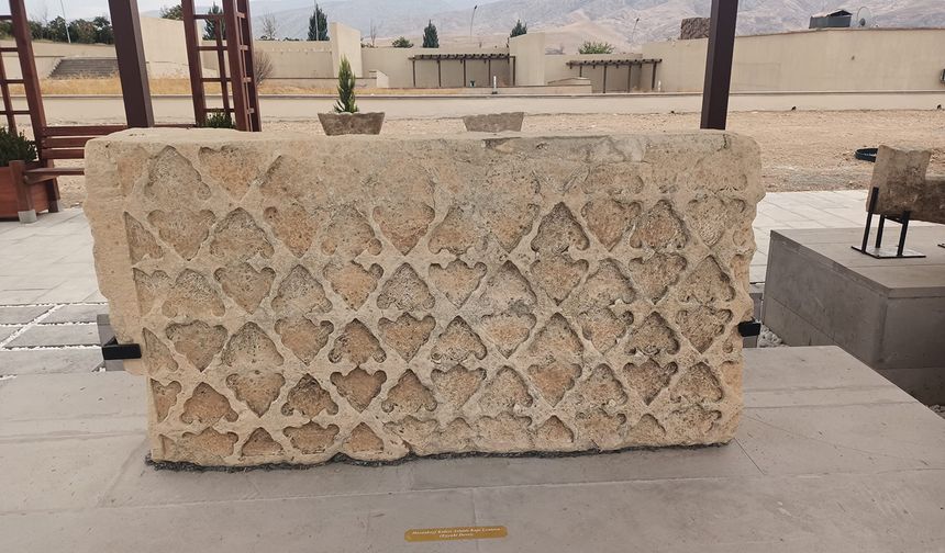 Hasankeyf Müzesi bahçesinde taş eserler ziyaretçilerini bekliyor