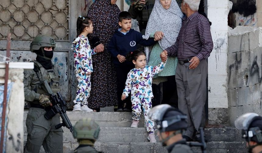 İşgalciler Filistinli aileyi evini kendi elleriyle yıkmaya zorladı