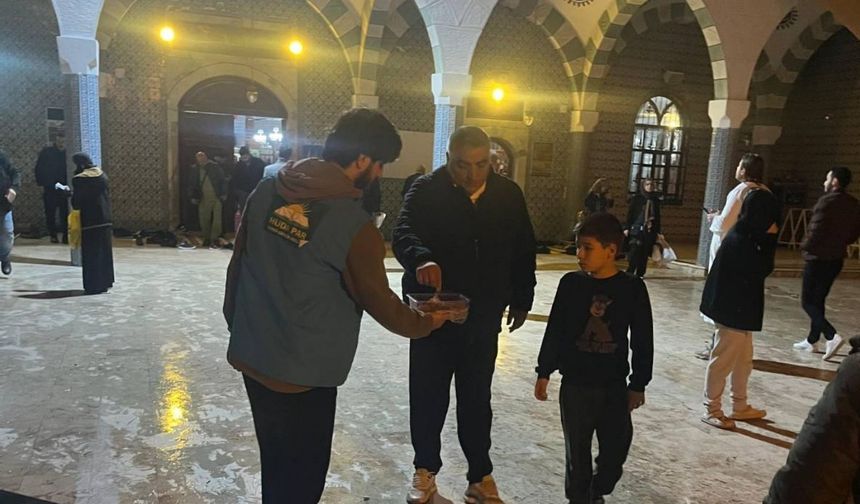 Mersin'de Hür Gençlik tarafından Berat Kandili’nde cami cemaatine ikram 