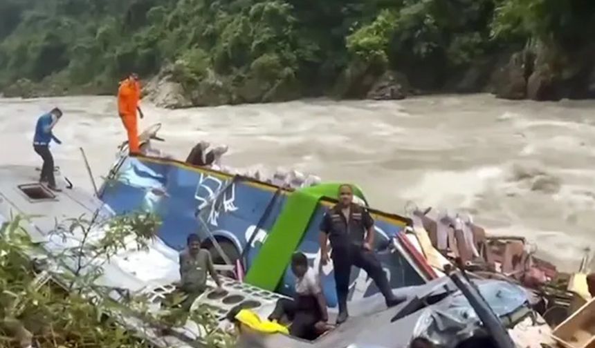 Nepal'de yolcu otobüsü uçuruma yuvarlandı: 13 ölü, 34 yaralı