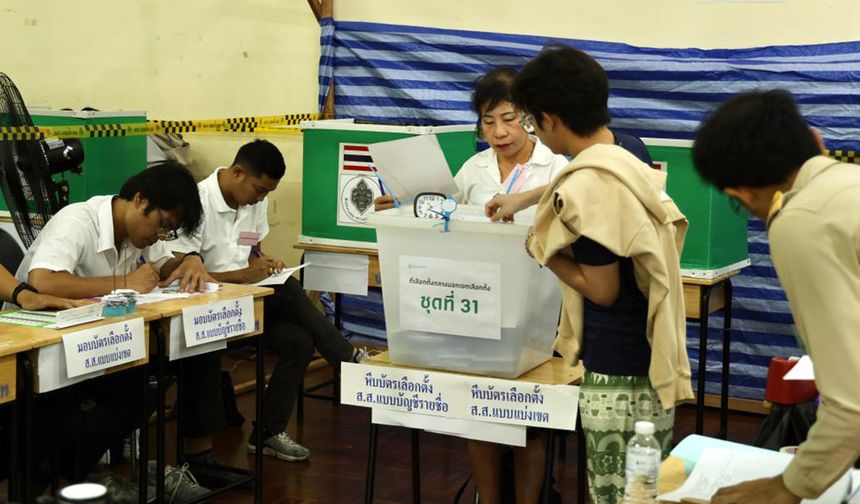 Tayland'da halk erken seçim için sandık başında