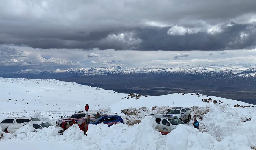 Ağrı Dağı'nda kaybolan kadın dağcı için arama çalışması devam ediyor