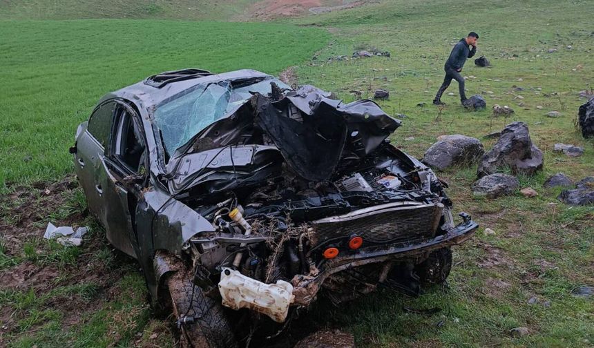 Batman'da otomobil uçuruma yuvarlandı: 2 yaralı