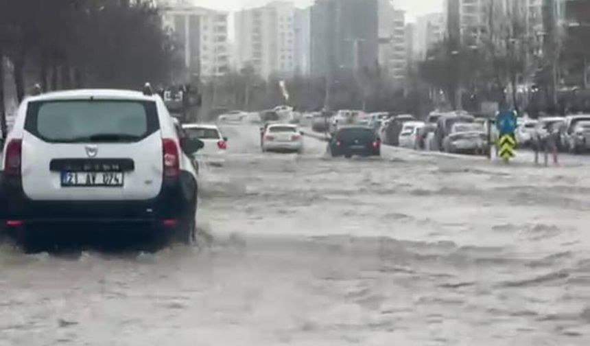 Diyarbakır sağanağa teslim: Altyapı yine sınıfta kaldı