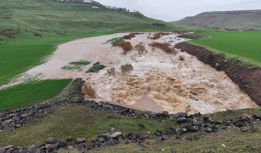 Diyarbakır’da sağanak: Yollar çöktü, köprüler hasar gördü, vatandaşlar mahsur kaldı