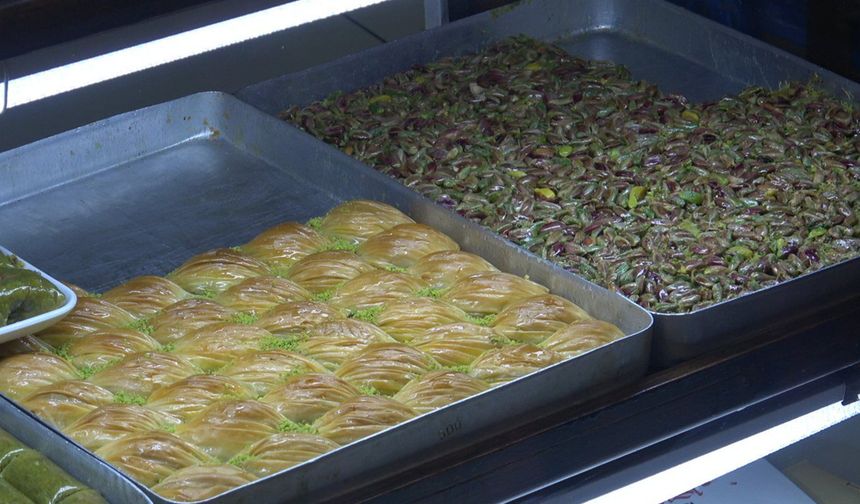 İzmir’de bayram tatlısı telaşı başladı: Eskiler baklavayı, gençler sütlüyü tercih ediyor