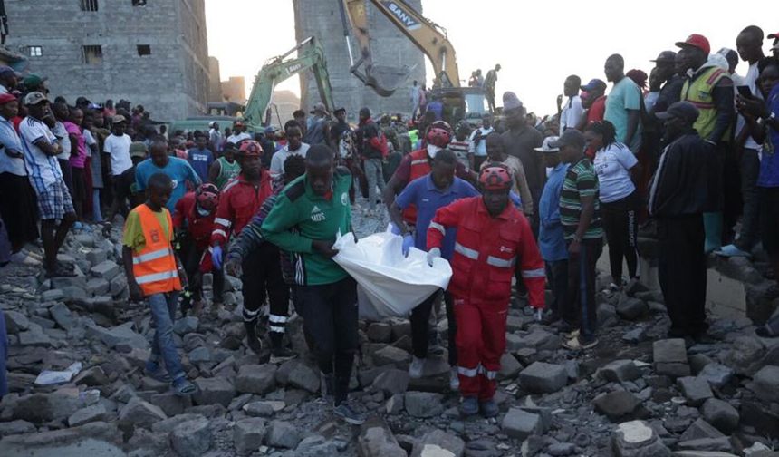 Kenya'da kontrollü yıkımı planlanan bir bina çöktü: 4 ölü, 4 yaralı