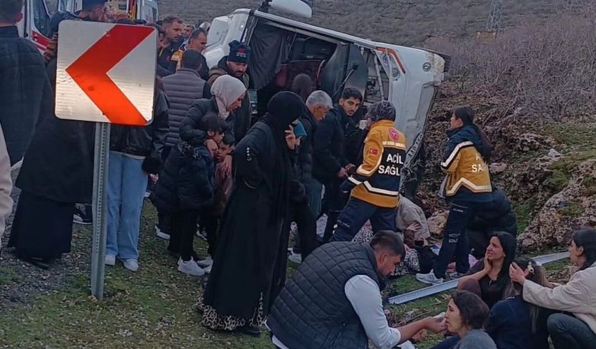 Mardin'de devrilen yolcu midibüsünde 13 kişi yaralandı 