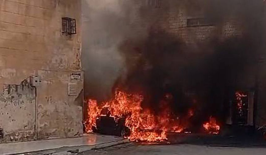 Şanlıurfa’da trafo patladı: 3 araç küle döndü