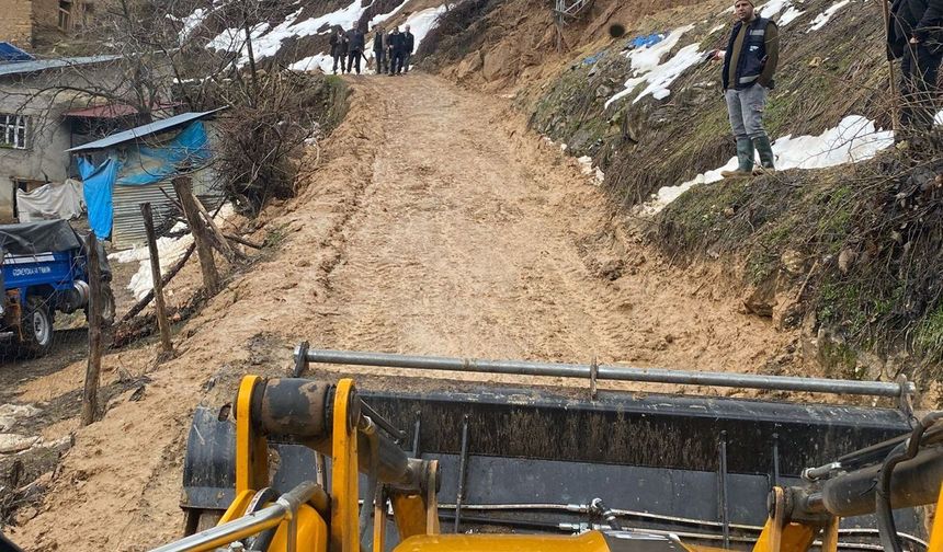 Siirt’te kar ve heyelan nedeniyle yollar kapandı, mahsur kalanlar kurtarıldı